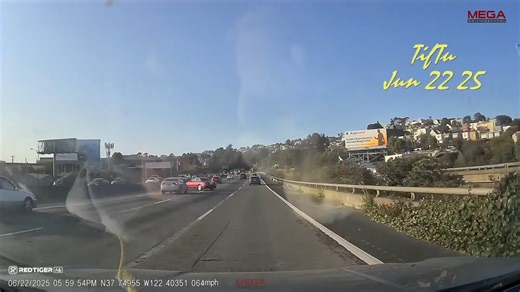 Driver loses control on the highway and makes a huge chain crash