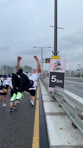마라톤 1km 마다 덤블링하면 생기는일 ㄷㄷ😱feat.디즈니 런 #디즈니런 #러닝스레드 #runningthreads #calisthenics #streetworkout