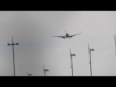 United Boeing 737 Landing at KBUF