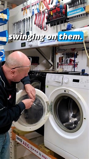 Hotpoint WMBF 742P Washing Machine Removing the Door #appliancesrepair #diyrepair