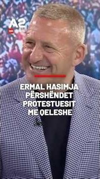 Ermal Hasimja përshëndet protestuesit me qeleshe