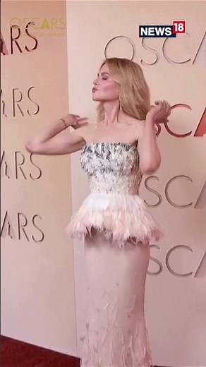 Actor Nicole Kidman Posing For Photographs On Oscars Red Carpet | N18S