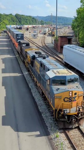 CSX Railroad Freight Train Time Lapse at Connellsville Railyard
