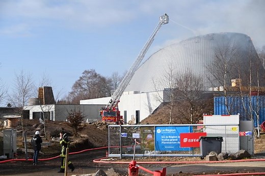 Le bâtiment du planétarium de Vulcania (Puy-de-Dôme) devrait tenir, mais l'incendie n'est pas encore maîtrisé