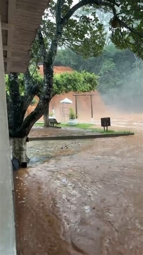 SF Notícias | O Parque Aquático de Cambuci, principal ponto turístico do município, foi novamente inundado após uma forte chuva que atingiu a região... | Instagram