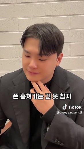 휴대폰 분실...ㄷㄷ 폰 잃어버렸을 때 당황하면 끝입니다 이 순서대로만 하면 대부분 찾습니다👇 🍎 아이폰 (Apple iPhone) ✅ 1️⃣ 다른 기기로 “나의 찾기” 접속 👉 iCloud 또는 다른 아이폰에서 ‘나의 찾기’ 앱 실행 ✅ 2️⃣ “사운드 재생” 누르기 👉 무음이어도 강제로 최대 음량으로 울림 ✅ 3️⃣ “분실 모드” 켜기 👉 화면에 “사례하겠습니다. 이 번호로 연락주세요” 메시지 띄울 수 있음 ✅ 4️⃣ 위치 추적 확인 👉 지도에서 현재 위치 확인 가능 💡 중요한 기능 👉 “나의 찾기 네트워크” 켜두면 → 전원이 꺼져 있어도 → 주변 아이폰 블루투스로 위치 추적 가능 🤖 갤럭시 (Samsung Galaxy) ✅ 1️⃣ PC나 다른 폰으로 “SmartThings Find” 접속 👉 삼성 계정 로그인 ✅ 2️⃣ “벨 울리기” 클릭 👉 무음, 진동 상관없이 강제 최대 볼륨 ✅ 3️⃣ “잠그기 연락처 표시” 설정 👉 잠금 화면에 연락 메시지 띄우기 가