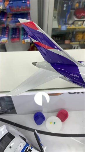 Venta de autos y aviones a escala en Chile