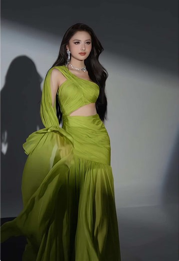 Layout hôm nay của Ngân 💚 @Miss Intercontinental Look 1 - Day 11: Costume: @Đỗ Long Stylist: Phạm Minh Hiếu Makeup: Hồng Xuyến Hair: Phan Tấn Duy Video: @RainDinhquayphim.Official #nguyenthithungan #MissIntercontinental #senvang