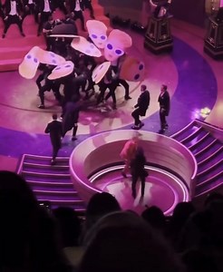 🎩| Otra perspectiva de Slash uniéndose a Ryan Gosling en “I’m Just Ken”. ©️ a quien corresponda. | Welcome to the Nightrain