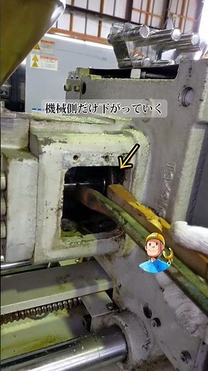 【射出成形】 スクリュー連結部が固着してる時、バールでスクリューを押さえて切り離す