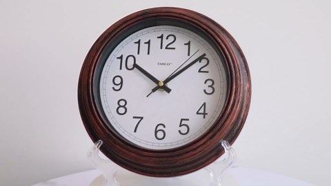 TAHEAT 8.5 Inch Wall Clock, Battery Operated Silent Non Ticking - Vintage Gold Copper Kitchen Clock for Living Room, Bedroom, Office, Bathroom - Easy to Read Retro Decorative Wall Clocks​