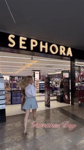 Andy Benavides on Instagram: "Con amor, Sephora 😍 Las fragancias son el regalo de la temporada y sí, la indecisión está tremenda porque hay muchas opciones, mi favorita para este mes Rare by Rare Beauty. ¿cuál es la suya? PS: en compras de $2000mx te llevas de regalo este pouch de corazón, corran por el suyo 🫶🏼 #RegalaConElCorazon #publicidad @sephoramx"