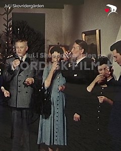 Så er der kun tre dage til, at vi skal skåle og ønske hinanden en rigtig glædelig jul. Tyvstart allerede nu sammen med Ghita Nørby, Klaus Paugh og alle de andre i Jul i Skovridergården 🎄❤️ | Nordisk Film