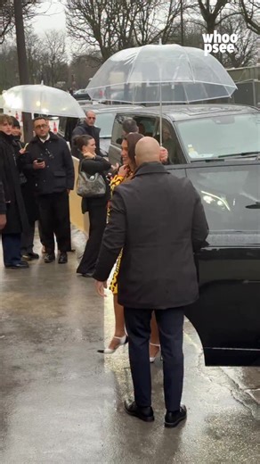 WHOOPSEE on Instagram: "Prossima fermata: Paris Fashion Week. Dua Lipa avrà pure finito il suo world tour, ma non smette di girare il mondo. Dopo averla vista a bordo della Métro parigina, solo poche ore fa, in compagnia del futuro marito Callum Turner, l’artista non poteva mancare a uno degli appuntamenti più attesi di questa Haute Couture Week: quello di Chanel, il fashion show diretto da Matthieu Blazy. Dua è arrivata in tutta la sua bellezza al Grand Palais di Parigi, indossando una reinterp