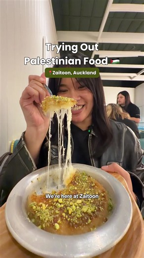 Insane that we can find traditional Palestinian cuisine all the way down in little New Zealand 🇵🇸 @zaitoon.tamaki recently opened their doors in Auckland and what a great addition to the @dominionrdakl scene 🔥 You can get a Mezza or small plates like hummus and even falafel, made from a family recipe passed down for 20 years, plus iconic dishes like Musakhan and Maqluba. 🍖 So glad we got to try it out - they definitely deserve some love! Super keen to come back and try more dishes 💕 • Hummu