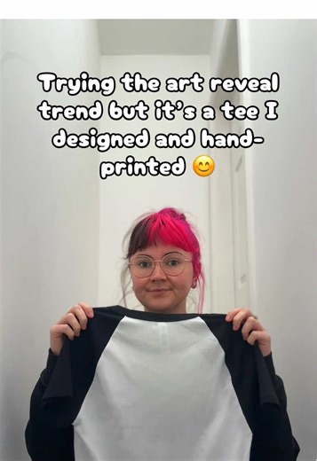 Excuse the messy bun, it’s one of those days 😮‍💨 What do we think to this ‘literally just trying my best’ print? I think I will now be wearing this every day 😂 — #screenprintinglife #artreveal #tiredofbeingtired #handmade #printedshirts