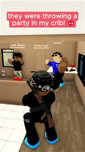 Granny Got ROBBED For Her Purse!! 😱😡#granny #roblox #robloxskit #dahood #robloxmemes #chicblocko