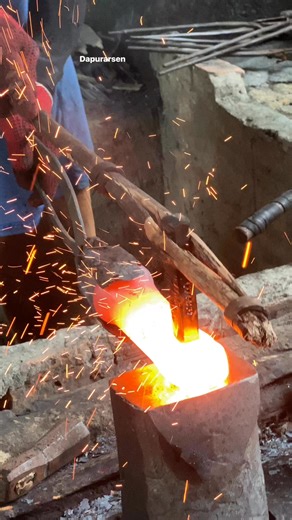 ema sri melani | Wowwww ⚒️ Step by step process of making a hammer using basic tools and skills #blacksmith #craftsmanship #Handmade #art #traditional... | Instagram