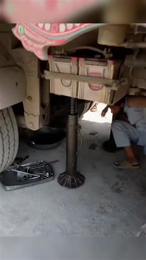 Heavy Load Truck Rear Axle Failure on Highway #TruckFailure #RearAxle #HeavyLoad #TruckLife #MechanicalFailure