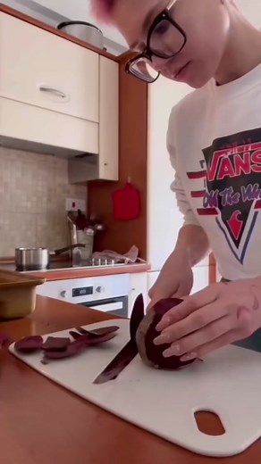 dye hair with beetroot? what ? #hair #hairstyle #hairtutorial #tutorial #beetroot