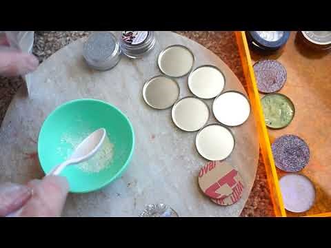 DIY Eyeshadow || Make shimmer eyeshadow right at home!