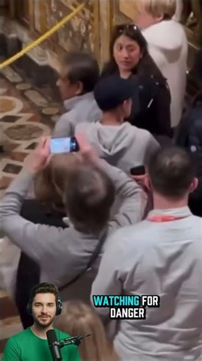 🔴 Viral! How Pickpockets Work in Crowded Tourist Areas ⚠️
