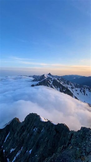 雲海が山の谷間を多い尽くし、まるで滝のように流れ落ちる光景は圧巻の一言。湧き上がる滝雲とともに、刻一刻と変わる絶景風景。 via:https://www.instagram.com/reel/DPlcQtEj7sw/ photo by @yumika0121 #絶景事典 #絶景 #zkg10 #北穂高岳 #槍ヶ岳 | 絶景事典