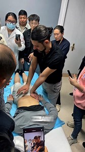 🩺 Pražský osteopat, který učil osteopatii v Číně. Pomohl jsem stovkám klientů zbavit se bolesti zad, krku, ramen i kloubů — a své know-how jsem předával i 25 lékařům v Číně. 👉 Chcete to zažít na vlastním těle a zbavit se bolesti i pohybových problémů? 📅 Rezervujte si svou schůzku na 👉 activeosteopathy.cz 🔔 Dejte nám follow pro další videa, tipy a ukázky z praxe. #osteopatie #bolestzad #activeosteopathy | Active Osteopathy