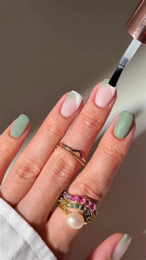 Beelo | DIY Nails on Instagram: "Color blocking for easy dip powder nail art 💅 I find it easier than a classic French since it doesn’t have to be perfect. @glowdipnails •code BEELONAILS -warm olive -crystal white -crystal clear #dippowder #dippingpowder #dipnails #nailtutorial #nailart #dippowdernails #dippingpowdwrnails #shortnails #autumnnails #fallnails"