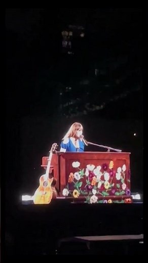 Taylor Swift Performing SURPRISE Song Teardrops On My Guitar