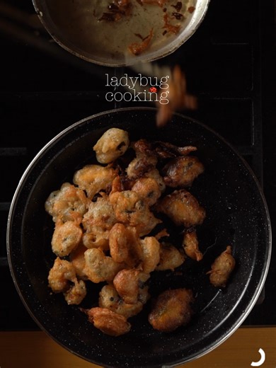 Μύδια τηγανητά | Midia tiganita | Deep-fried mussels Τα τηγανητά μύδια είναι από εκείνα τα πιάτα που δεν θέλουν πολλά-πολλά. Λίγα υλικά, καλό τηγάνι και σωστό τηγάνισμα, και έχεις έναν μεζέ απλό, τραγανό και τίμιο, για να συνοδεύσεις το κρασί σου ή το ούζο σου. Τρώγεται ευχάριστα κάθε ώρα και στέκεται άνετα σε κάθε τραπέζι. ΥΛΙΚΑ 1 κιλό μύδια φρέσκα, καθαρισμένα 150 γρ. αλεύρι για όλες τις χρήσεις ½ κ.γ. μπέικιν πάουντερ 300-400 ml λευκό κρασί 1 κ.σ. ελαιόλαδο 1 κ.γ. αλάτι 1 κ.γ. μαραθόσπορους 1