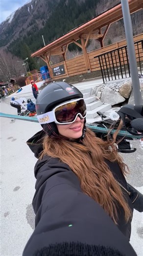 Sabrine Jouabri on Instagram: "Ski & after ski à Chamonix Mont Blanc 🏔️ Family ski day are the best ❤️⛷️"
