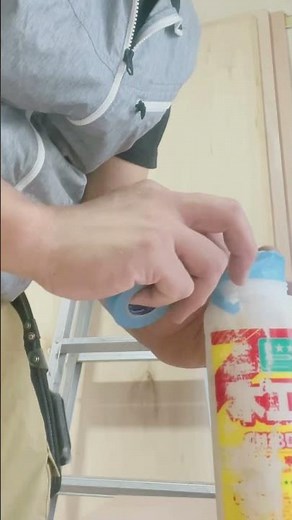 木工ボンドを詰め替える時のちょっとしたコツ。この方法なら次に詰め替える時も楽に開けられます☺️#大工さん #ボンド #木工用ボンド #建築現場