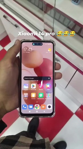 Explore the Xiaomi 14 Pro's Features in Retail Setting