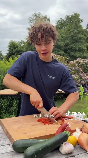 Saucy Sunday EP 9: Creamy chorizo pasta Romig, kleine pit, fris en veel groenten! Dit is een pasta die je wilt maken. Perfect voor doordeweeks, in het weekend of om te bewaren in een pot! Afmaken met pesto en niks meer aan doen! Recept hieronder Ingrediënten - pasta - 700 g passata - 400 g tomaat uit blik (polpa) - 40 g tomatenpuree - 150 gr chorizo - 1-2 courgette - 3-4 puntpaprika’s - flinke scoop mascarpone - 1 grote ui - 2 knoflooktenen - scheut witte wijn - citroen - olijfolie - zout en pep