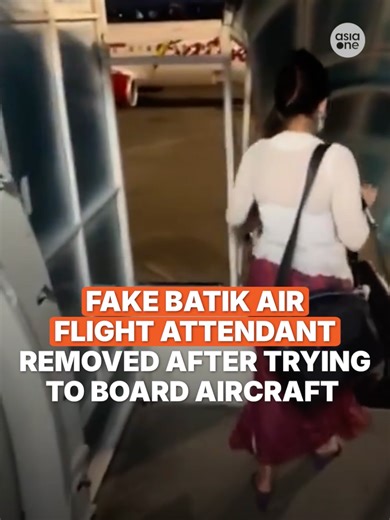Videos have gone viral of a woman dressed in a Batik Air flight attendant uniform boarding a flight travelling from Palembang to Jakarta, with allegations that she was not a real staff member. Other clips show airport staff escorting her off the flight and of the woman later detained in an office room. Batik Air has yet to comment on the incident, but the videos have raised concerns about flight safety. #indonesia #news #batikair #airline #flightattendant
