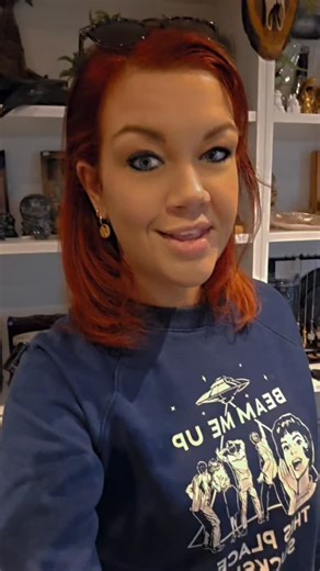 ✨ Mystery Box Magic bij Bij Fanny ✨ Wist je dat je via mijn webshop verschillende soorten Mystery Boxen kunt bestellen? 💎🌙 Elke box stel ik met liefde en intuïtie samen — speciaal voor jou. Geen standaardpakket, maar echt een zorgvuldig gekozen selectie. En het mooie is: ✨ Je mag altijd aangeven wat je juist wél graag ontvangt ✨ Of wat je liever niet in je pakket wilt ✨ Denk aan kleuren, soorten stenen of thema’s Zo blijft het een verrassing… maar wél eentje die bij jou past 🤍 Mystery beteken