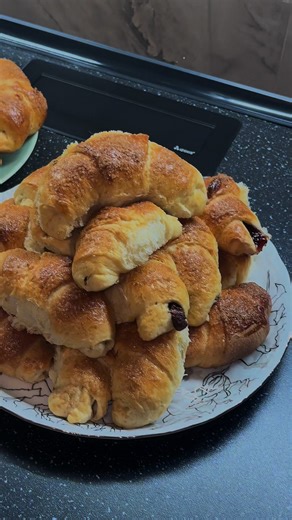 Cornuri umplute cu dulceata si ciocolata❤️ Reteta completa in comentarii❤️ #bucurestiromania🇷🇴 #dulciuri #foryoupage❤️❤️ #copilarie #dulce