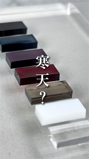 mele -メレ-┊光を纏い.彩りを添えるデザイナー on Instagram: "紫と合わせるのは… meleの代表作でもある4粒アソート耳飾り 新作の配色で悩んでおります 紫と合わせる色💜 良かったらお力お貸しください🥺🙏🏻💜 #レジンアクセサリー #大人カラー#大人のたしなみ"