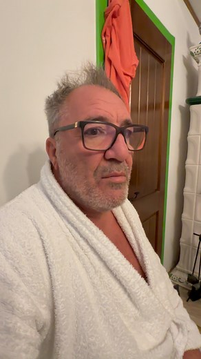 Am mâncat aseară ca unu care nu a mai mâncat de trei săptămâni 🙄 acum mă doare burta și simt că trebuie să fac mișcare ✌️ Cred că o iau la pas prin comună ☝️ #ciurila #nelsonmondialu #oconașa #hanzishaus #omuldefontă #rotiseriagurmanzilor #crăciun #mariusgalan #BSG #revibecoffee #spalatorieautoplopilor #rotiseriagurmanzilor #omuldefonta | Nelson Mondialu' Fenomen