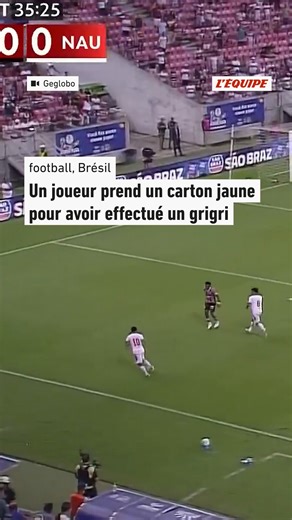 Dodô, joueur du Clube Nautico, a reçu un carton jaune lors d'une rencontre du Pernambucano (Championnat des États brésiliens) pour être monté les pieds joints sur le ballon en pleine action. Une stricte application d'une règle entrée en vigueur en avril, après un chambrage de Memphis Depay. | L'EQUIPE