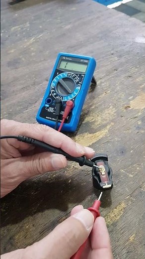 Distributor rotor test with electronic ignition using a digital multimeter and a conventional rot...