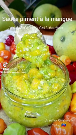 🌶️🥭 Sauce piment à la mangue. Ôté ! ça lè bon ! Cette fois mwin l'a préparé avec des mangues mi-mûres, mi profite de la saison et c'est excellent, il me faut mon piment à chaque repas, surtout le piment Cabri 🇷🇪 son goût est exceptionnel, y poik bwin en tout cas 😅. Ti sauce piment à la mangue là, y accompagne tous mes plats, sans exception 😅 Les piments cabri sont cultivés chez nous à La Réunion 🇷🇪 ailleurs on dit également 'piment habanero ou piment antillais, piment bonda manjak', je c