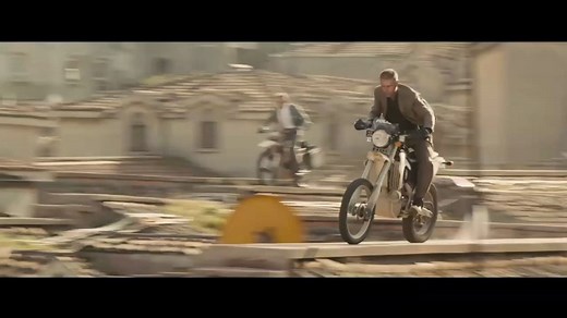 007天幕坠落打斗名场面（结尾阿黛尔献唱Skyfall)