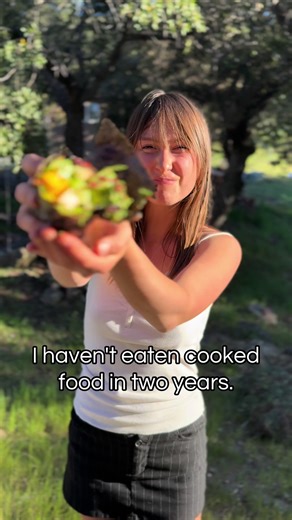 I haven't eaten cooked food in 2 years! But I still eat delicious raw food everyday😋 And i'm a foodie, so if this stuff didn't taste amazing... I'd be out, lol. Recipe books are linked in my bio♥️☺️ #healthy #health #nobake #rawvegan #healthylifestyle