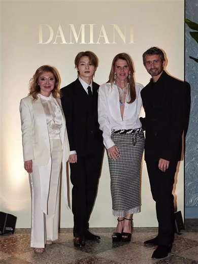 Anna Dello Russo, famous Italian fashion editor, shared photos with I.N during the Vanity Fair dinner hosted by DAMIANI 🤴🏻✨ She worked with Vogue Italia and currently serves as editor of Vogue Japan I.N DAMIANI TIMELESS BEAUTY #I_NxDAMIANI #아이엔 @DamianiOfficial