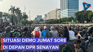 24K views · 327 reactions | Situasi terkini demonstrasi di Gerbang Pemuda, depan gedung DPR, Senayan, Jakarta Pusat dijaga oleh TNI AD, Jumat (29/8/2025). Massa aksi meneriakan keadilan ke arah Brimob imbas kematian Affan Kurniawan. Diketahui, Affan tutup usia setelah dilindas oleh kendaraan taktis milik Brimob. Tak hanya itu, massa aksi juga melempari botol serta memaki Brimob. Video jurnalis: Dimas Nanda Krisna Produser: Abba Gabrillin #demo #dpr #vjlab | Kompas.com | Facebook