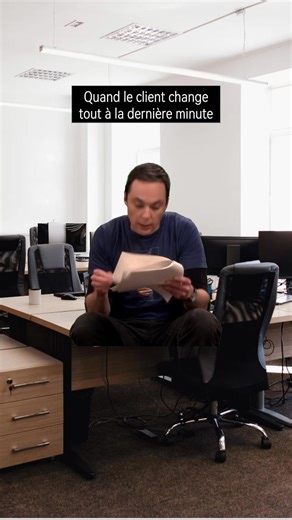 Quand le client qui change tout à la dernière minute ✨ Freelance life ✨ Tu as enfin fini ton document… et le client dit : “En fait, tu peux tout refaire… mais à l’envers ?”  Entre passion et désespoir, chaque mission a ses surprises. Mais hey, on avance quand même  #IWORKS #FreelanceLife #VendrediFreelance #UrgenceClient #TravailIndépendant #FreelanceAfrique #HumourDeFreelance | iWORKS | Facebook