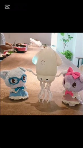 みゅー「これは何かみゃ？」すう「なんか光ってくねくねしてるですぅ🦑」#ミュークルドリーミー #ぬい撮り