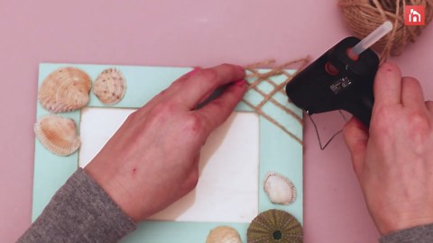 Craft a seashell picture frame with summer vibes
